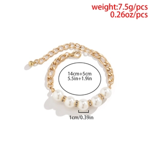 Détail d'un bracelet en perles dorées avec dimensions 14cm plus 5cm d'extension