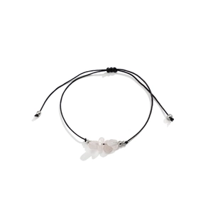 Detalle de piedras de cristal rosa y cuentas de plata en una pulsera tejida negra ajustable