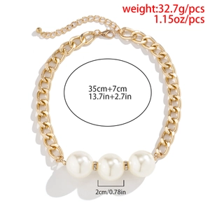 Vue détaillée du collier à chaîne dorée avec de grosses perles et des séparateurs strass