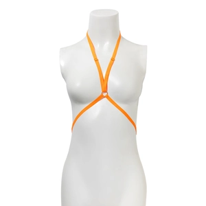 Détail du harnais de corps élastique orange fluo avec anneau métallique et boucle réglable