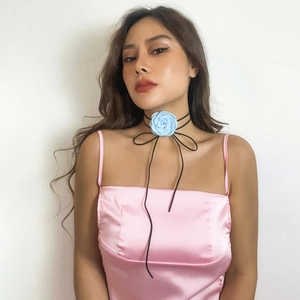 Detailweergave van lichtblauwe stoffen roos choker met een roze satijnen hemdjurk