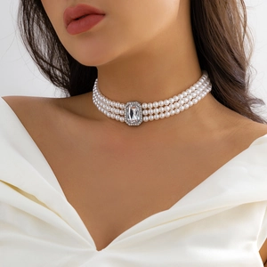 Collier ras du cou élégant à trois rangs de perles avec un grand pendentif en cristal