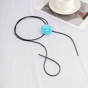 Detail van lichtblauwe fluwelen roos choker met een lang verstelbaar zwart koord