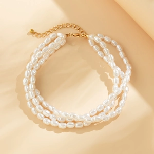 Collier ras du cou à trois rangs de perles avec pendentif cœur doré au style baroque