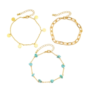 Detalle de conjunto de cadenas doradas con cuentas de turquesa azul y eslabones de clip