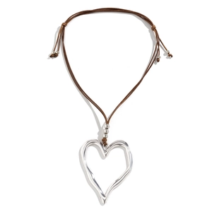 Collana regolabile minimalista con grande pendente a cuore in argento su cordino marrone