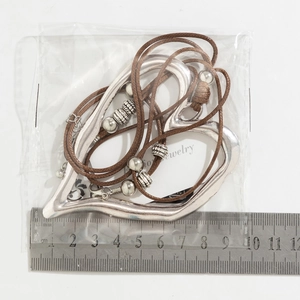 Dettaglio della misura di un grande ciondolo a cuore argento largo circa 8,5 cm