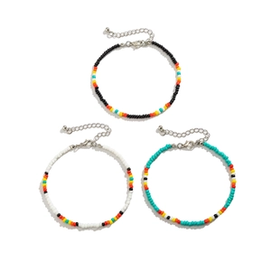 Set de tres tobilleras bohemias con cuentas de turquesa de colores y cierres metálicos