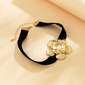 Λεπτομέρεια βελούδινου choker με χρυσό μεταλλικό τριαντάφυλλο και λευκό ψεύτικο μαργαριτάρι