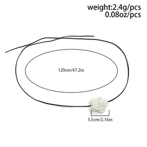 Detailmaten van 120cm zwarte koordchoker met een 5,5cm wit gebreid bloemornament