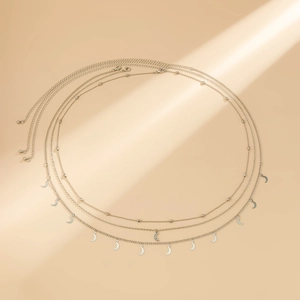 Detail einer silbernen mehrlagigen Körperkette mit Mondsicheln und Zirkonia-Akzenten