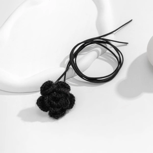Macro-opname van handgemaakte zwarte gehaakte roos choker met elegant dun koord