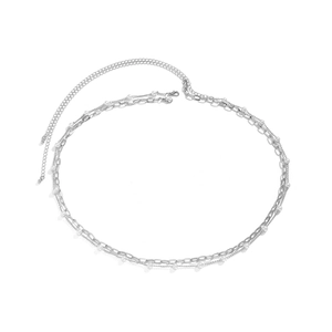 Detail einer silbernen Taillenkette mit weißen Perlen und verstellbarem Karabinerverschluss