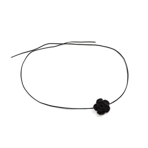 Detail van handgemaakte zwarte gehaakte bloem choker ketting met dun koord