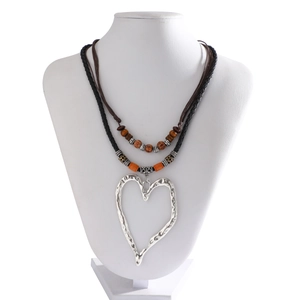 Dettaglio della collana boho con pendente a cuore grande e perline vintage