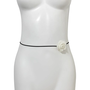 Detail van witte gehaakte roos choker met dun zwart koord op een modepop