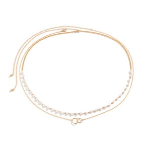 Detail einer zweilagigen goldenen Taillenkette mit Kunstperlen und zarten Paillettengliedern