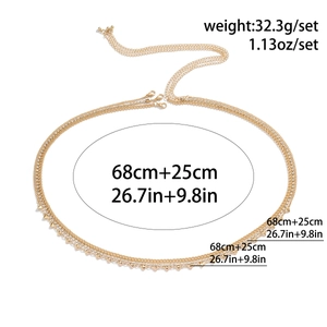 Vue macro d'une chaîne de corps dorée multicouche avec cœurs et strass étincelants