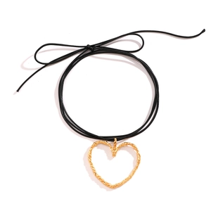 Collana cuore oro minimalista con texture martellata e cordino nero regolabile