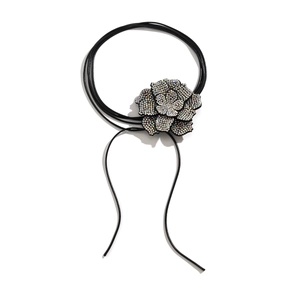 Elegante meerlaagse koordchoker met een grote sprankelende hanger in de vorm van een bloem