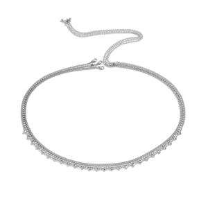 Détail de la chaîne de corps argentée à plusieurs rangs avec strass et pendentifs cœur