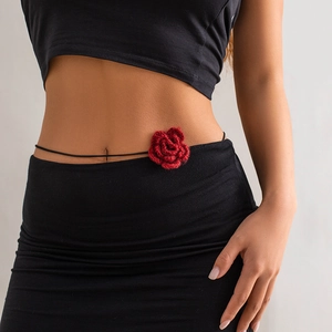 Macro-detail van handgemaakte gehaakte rode roos choker met verfijnde bloemtextuur