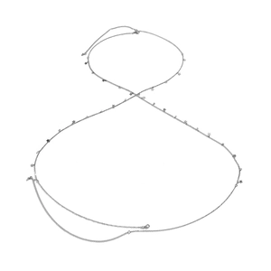 Detail der silbernen Körperkette mit Sternanhängern und Karabiner für Strandmode