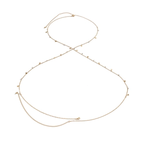 Detail der goldene Körperkette mit Sternanhängern und Perlen mit Karabinerverschluss