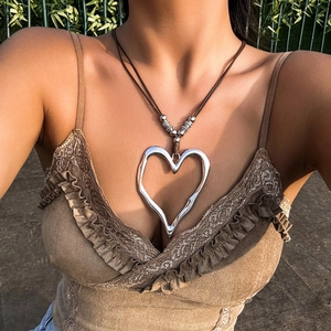 Collana choker con grande ciondolo a cuore vintage e cinturino a doppio cordino marrone