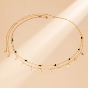 Detailansicht der doppellagigen goldenen Bauchkette mit grünen Steinen und Sternen