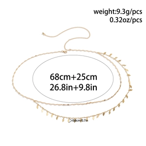 Détail de la chaîne de corps dorée à plusieurs rangs avec pendentifs feuilles et fermoir