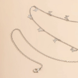 Detailansicht der silbernen Schmetterlingsanhänger und feinen Metallkette mit Verschluss