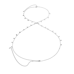 Detail der silbernen Körperkette mit Schmetterlingsanhängern und verstellbarem Verschluss