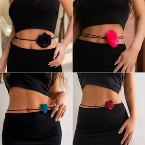 Fluwelen choker met bloemen in zwart, roze en rood met verstelbare zijden linten