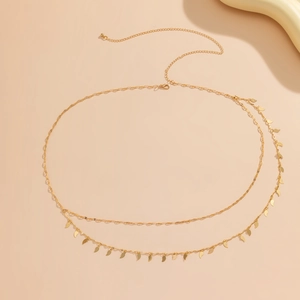 Détail de la chaîne de corps dorée multicouche avec pendentifs feuilles et fermoir réglable
