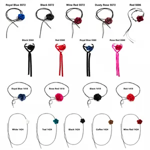 Fluwelen choker ketting set met rozen in diverse kleuren op een witte achtergrond