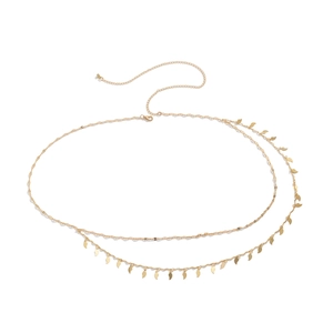 Détail d'une chaîne de corps dorée double couche avec pendentifs feuilles et fermoir réglable