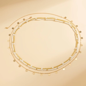 Detailansicht der dreilagigen Boho-Körperschmuck-Kette mit goldenen Pailletten und Perlen