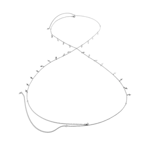 Detail der silbernen Körperkette mit minimalistischen Blitzanhängern auf weißem Grund