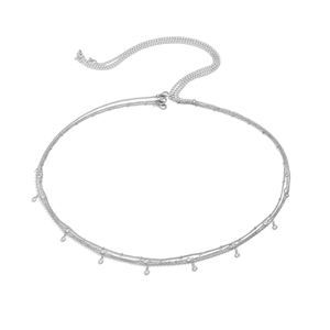 Détail de la chaîne de corps argentée multicouche avec pendentifs en cristal et fermoir