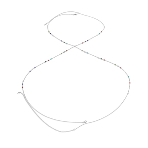 Makro-Detail der silbernen Bikini-Körperkette mit bunten Strasssteinen und Karabiner