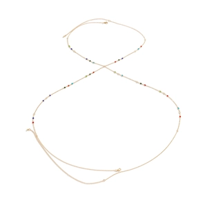 Detail einer goldenen Körperkette mit bunten Steinen und Karabiner auf weißem Hintergrund