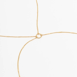 Detail der goldenen Schmetterling Körperkette mit Pailletten und zentralem Ringverbinder