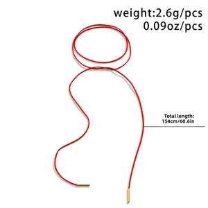 Detail der 154 cm langen roten Samtkordelkette mit Goldspitzen und 2,6 g Gewicht