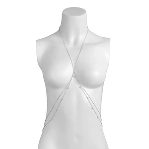 Detailaufnahme der silbernen Bikini-Körperkette mit Wassertropfen auf weißem Model