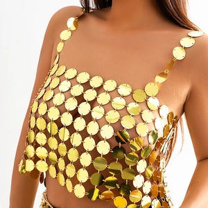 Detailansicht des goldenen Pailletten-Körperketten-Tops mit spiegelndem Finish
