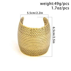 Detalle del brazalete punk dorado de 6,5cm de alto y 49g de peso con medidas en la imagen