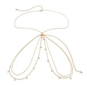 Detail einer goldfarbenen mehrlagigen Bodychain mit glitzernden Kristallanhängern