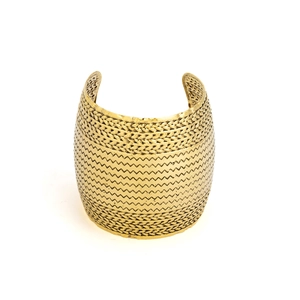 Brazalete ancho dorado de estilo bohemio con texturas punk vintage y diseño abierto