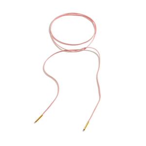 Detailansicht eines rosa Samtband-Chokers mit eleganten goldfarbenen Metallenden auf Weiß